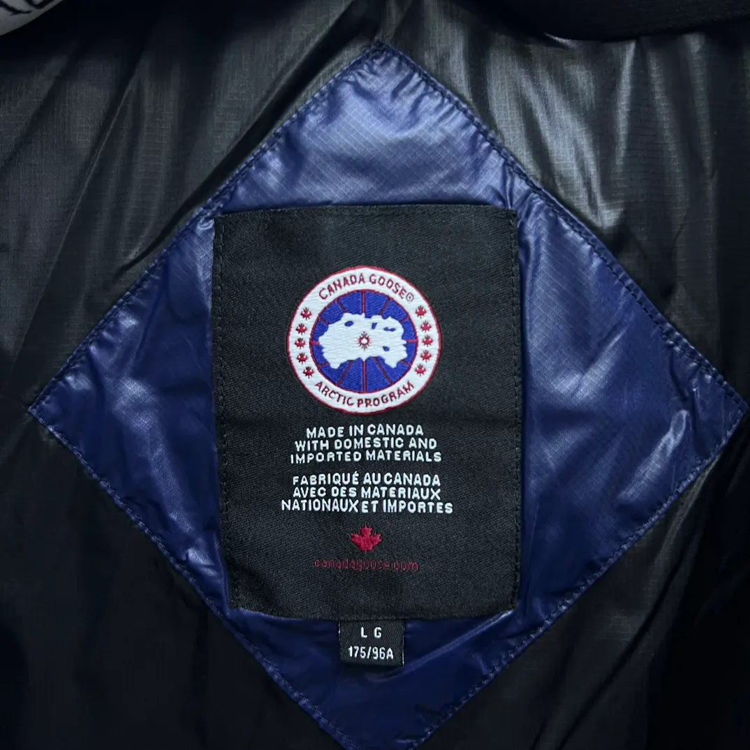 P760 𝘾𝘼𝙉𝘼𝘿𝘼 𝙂𝙊𝙊𝙎𝙀/Canada Goose 2023 Limited New Crofton Puff Down Jacket Pure Guangzhou Inspection 80 White Duck Down Filling‼  Top version, ceiling level‼ Crofton soft bread, the latest style in 2023, has a cold protection effect of up to level 4. It is made of recycled Feather-Light tear-resistant fabric. It is ultra-light and has no weight on the upper body at all! The unique black label highlights your temperament‼  Canada Goose, a Canadian brand, has always been recognized as the warmest down jacket. Various Instagram celebrities, Internet celebrities, and celebrities often wear it for street photos. I do Canada Goose every year, but I still can’t get rid of my love for geese. No matter how cold the winter is, there is no need to be afraid, because there are geese! Filled with 80% white duck down, Canada Goose is the legendary warmest down jacket and is known as a must-have for Arctic outdoor sports! The most popular down jacket in the world, celebrities are rushing to buy it, it is a must-have! Same style for men and women Size: S~XXL